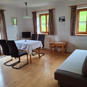 A television and/or entertainment centre at Ferienwohnung Löffelberger