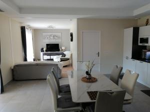 a living room with a dining table and a living room at L'Esquiròu du Sécadou in Castels