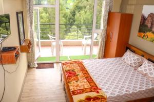 Uma cama ou camas num quarto em Themapleview