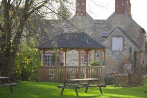 A garden outside The Trout at Tadpole Bridge
