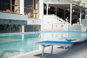 Bazén v ubytování Grand Hotel Excelsior nebo v jeho okolí