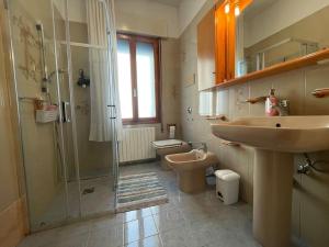 a bathroom with a sink and a shower and a toilet at Gate3-MarcoPoloAirport-3 camere da letto-Wifi-Netflix-15' from Venice in Tessera +15 photos