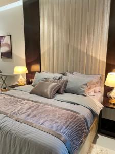 En eller flere senge i et værelse på Homes2Retreat - Chic Studio in Damac Uppercrest