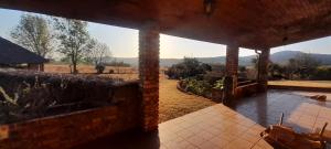 Cảnh núi rừng hoặc tầm nhìn ra núi từ nhà nghỉ dưỡng