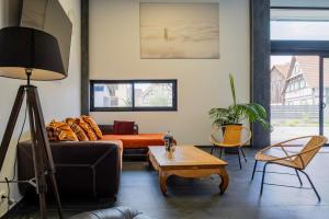 a living room with a couch and a table at Zen et Chic in Hindisheim