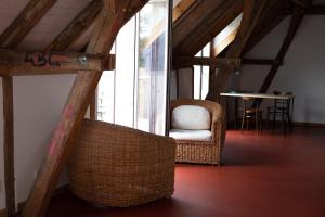 una stanza con una sedia e un tavolo in un edificio di loft-feeling im Cottage! a Brandenburg an der Havel