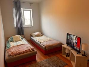 Et tv og/eller underholdning på Kwatery& Noclegi Wi-Fi& NETFLIX W KAZDYM POKOJU- -pokój 2 osobowy Zobacz Ścisłe CENTRUM Hrubieszowa