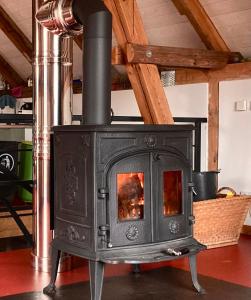una stufa nera è seduta in una stanza di loft-feeling im Cottage! a Brandenburg an der Havel