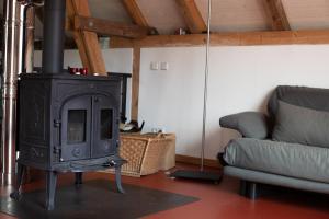 un soggiorno con piano cottura e divano di loft-feeling im Cottage! a Brandenburg an der Havel Altre 10 foto