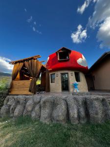 una piccola casa con un tetto a cupola rossa di Приказната къщичка на Смърфовете a Krayni Dol Altre 47 foto