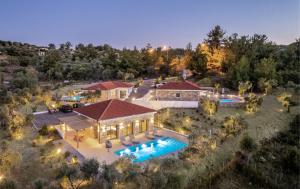 波托什NOMAS VILLAS With Private Pool的带游泳池的房子的鸟瞰图