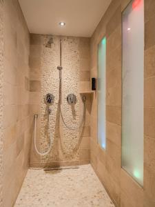 カイトゥムにあるBoutiquehotel Seiler Hof Keitumのバスルーム(シャワー、ホース2つ付)