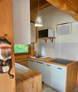 Kuchyňa alebo kuchynka v ubytovaní Góralska Chatka 2 Highland Cottage - Split AC, Jacuzzi, Sauna, Private parking, Mountains View, Garden, Zakopane
