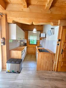 Kuchyňa alebo kuchynka v ubytovaní Góralska Chatka 2 Highland Cottage - Split AC, Jacuzzi, Sauna, Private parking, Mountains View, Garden, Zakopane