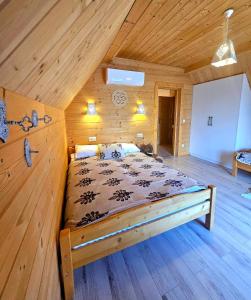 Posteľ alebo postele v izbe v ubytovaní Góralska Chatka 2 Highland Cottage - Split AC, Jacuzzi, Sauna, Private parking, Mountains View, Garden, Zakopane + 37 fotografií