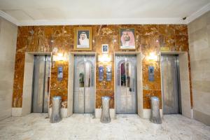 a wall with four elevators in a building at فندق الأحباب الكبرى الفندقية ٢ in Makkah