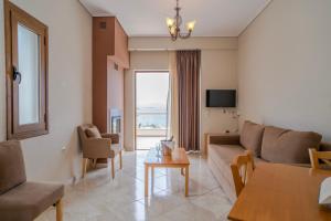 TV a/nebo společenská místnost v ubytování Evia Hotel & Suites