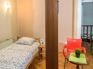 una camera con letto, sedia e tavolo di Hostel White Town a Belgrado