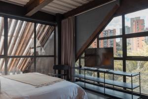 麦德林Edificio Zeta Erre的一间卧室，里面有一张床和一台平板电视