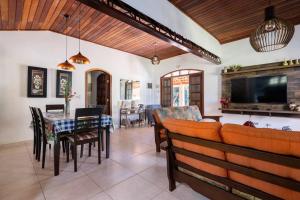 Et tv og/eller underholdning på Linda chacara com piscina , conforto e meio a natureza