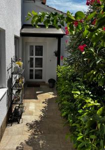 Vonkajšia záhrada v ubytovaní Modern and Elegant Apartment in a Quiet Part of Pula