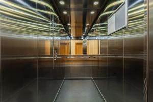 un couloir avec une paroi en verre dans un bâtiment dans l'établissement Fajny apartament z parkingiem, obok metra., à Varsovie