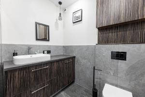 une salle de bain avec un lavabo et un miroir dans l'établissement Fajny apartament z parkingiem, obok metra., à Varsovie 50 autres photos