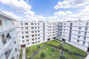 un immeuble d'appartements avec un jardin au milieu dans l'établissement Fajny apartament z parkingiem, obok metra., à Varsovie