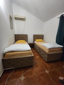 Postel nebo postele na pokoji v ubytování Bozovic Apartments I