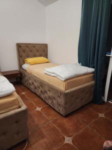 Postel nebo postele na pokoji v ubytování Bozovic Apartments I