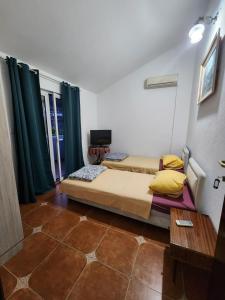 Postel nebo postele na pokoji v ubytování Bozovic Apartments I