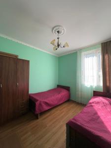 Postel nebo postele na pokoji v ubytování Nakra Tower