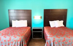 Ένα ή περισσότερα κρεβάτια σε δωμάτιο στο Euro Inn & Suites of Slidell