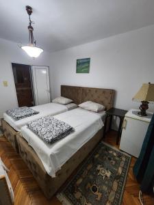 Postel nebo postele na pokoji v ubytování Bozovic Apartments I