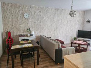 Televízia a/alebo spoločenská miestnosť v ubytovaní Apartament Góralska
