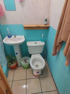 a bathroom with a toilet and a sink at Hospedaje Amatitlan in Amatitlán