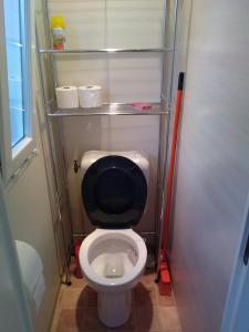 Bilik mandi di Mobil-Home dans lotissement très tranquille