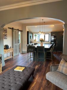 Posezení v ubytování Lewis Lodge - Stunning & Exclusive Luxury Home in the Heart of Ballater, Royal Deeside