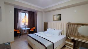 Postel nebo postele na pokoji v ubytování Hotel Red Tower + 37 fotografií