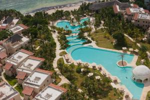 eine Luftansicht auf den Pool im Resort in der Unterkunft Swahili Beach in Diani Beach