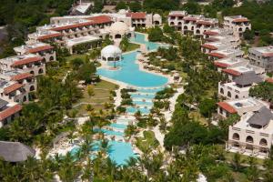 een luchtfoto van het resort bij Swahili Beach in Diani Beach