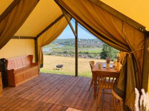 纽波特Usk View Glamping Caerleon的帐篷 - 带木甲板和桌子
