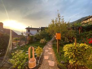 ein Garten mit einem Korb und einigen Pflanzen in der Unterkunft Sunrise Inn & Spa in Pessinetto