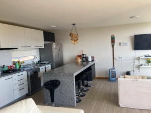 トンゴイにあるLa mejor vista en Puerto Veleroの大きな島の真ん中にあるキッチン