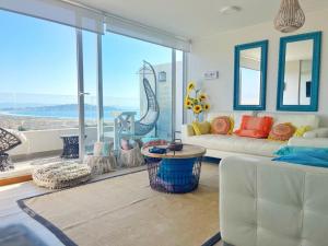 トンゴイにあるLa mejor vista en Puerto Veleroのソファがあり海が見えるリビングルーム
