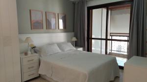 Un dormitorio blanco con una cama y una ventana. en Apartamento aconchegante., en Río de Janeiro 21 fotos más