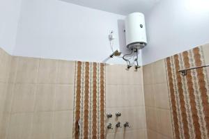 y baño con ducha y techo luminoso. en Kanha Homestay, en Ayodhya 21 fotos más