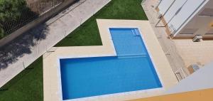an overhead view of a swimming pool in a yard at Condomínio do Cabedelo in Figueira da Foz