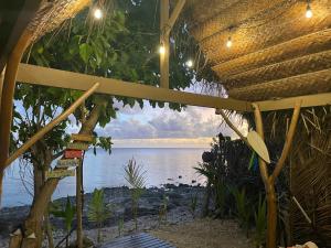 Blick aufs Wasser von einem Resort mit Strand in der Unterkunft Rangiroa Tiny House in Avatoru