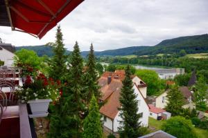 einen Blick vom Balkon einer Stadt mit Bäumen in der Unterkunft Gästehaus Café Ruff in Happurg